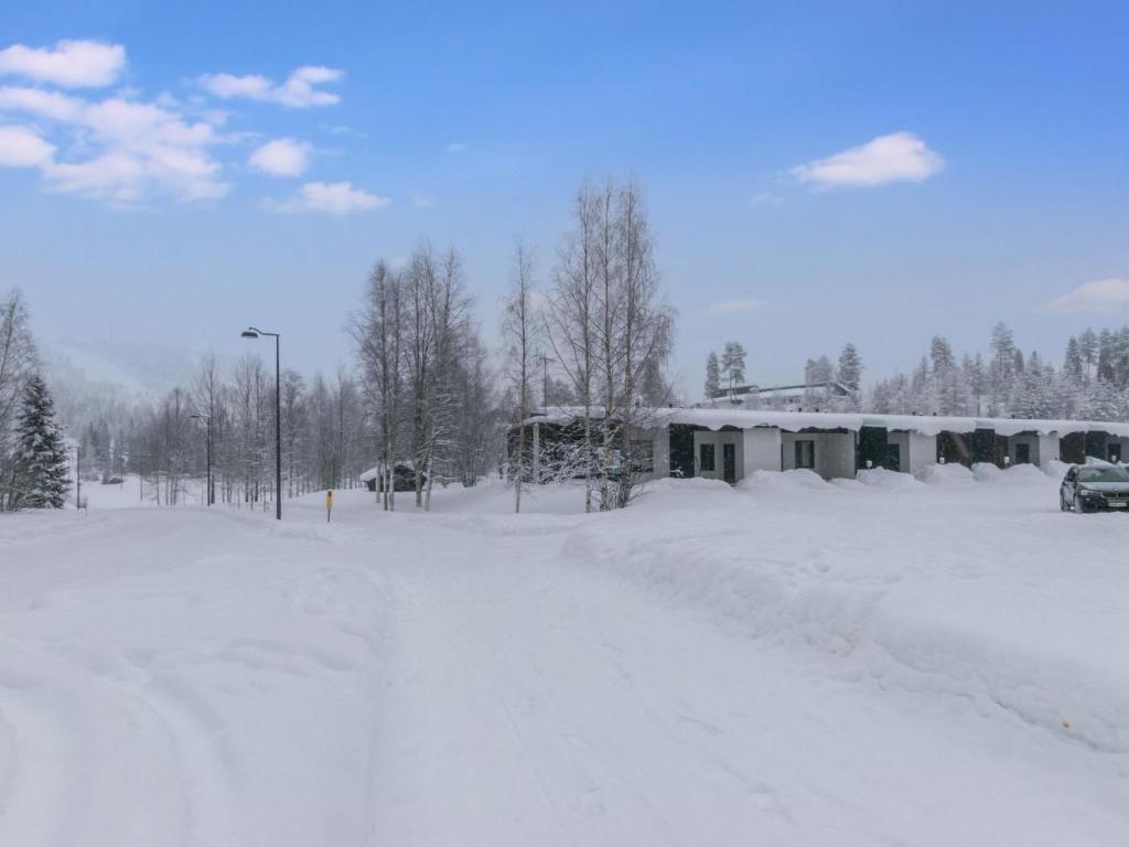 Holiday Home Skivillas paljakka 4- - 2 bedrooms by Interhome في Kotila: طريق مغطى بالثلج أمام المنزل