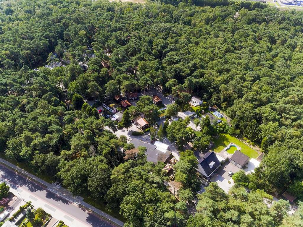 una vista aérea de una casa en medio de un bosque en Holiday Home De Brenkberg-1 en Schinveld