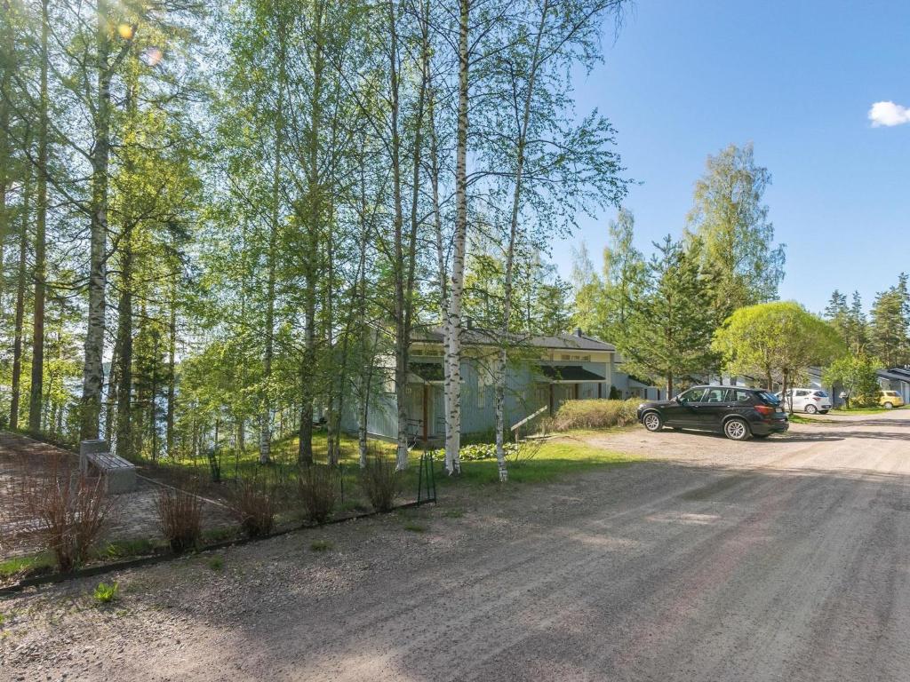 una casa con un coche aparcado al lado de una carretera en Holiday Home Rantalinna 2 by Interhome, en Ruokolahti