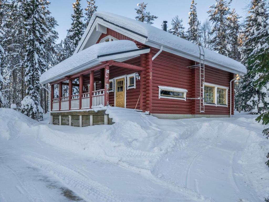 ein Blockhaus im Schnee mit Einfahrt in der Unterkunft Holiday Home Hiisi cottage by Interhome in Hyrynsalmi