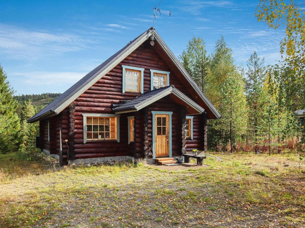 ein Blockhaus mitten im Wald in der Unterkunft Holiday Home Lampitaival 5 by Interhome in Kotila