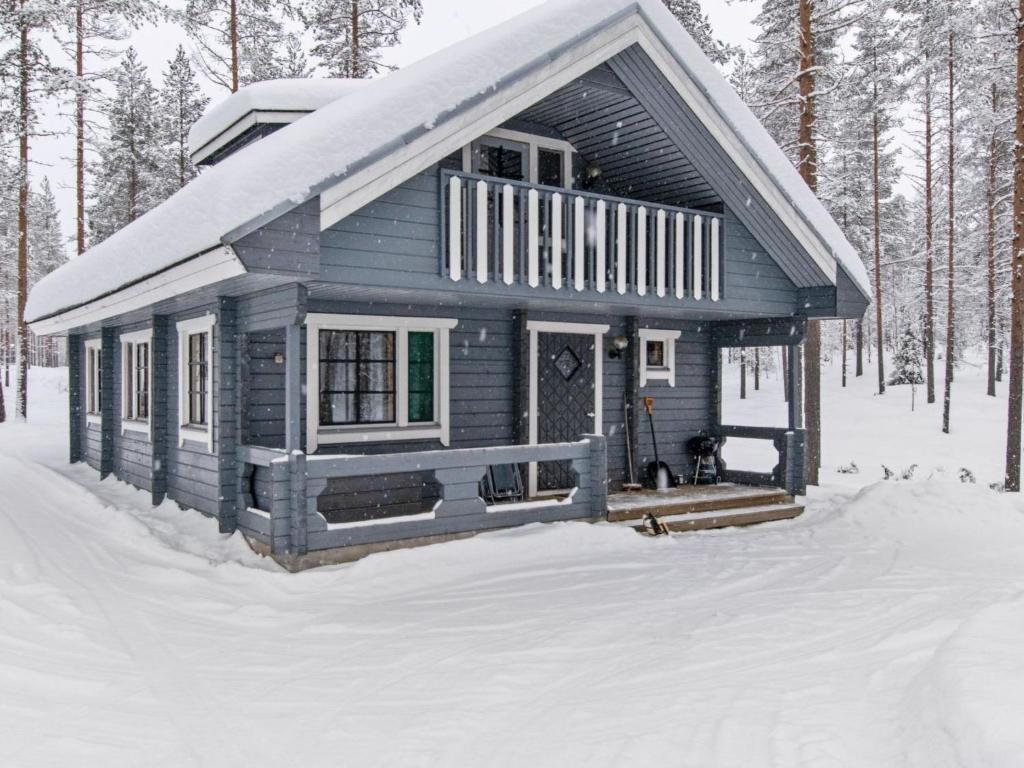 een klein huisje in de sneeuw in het bos bij Holiday Home Ilves by Interhome in Kotila
