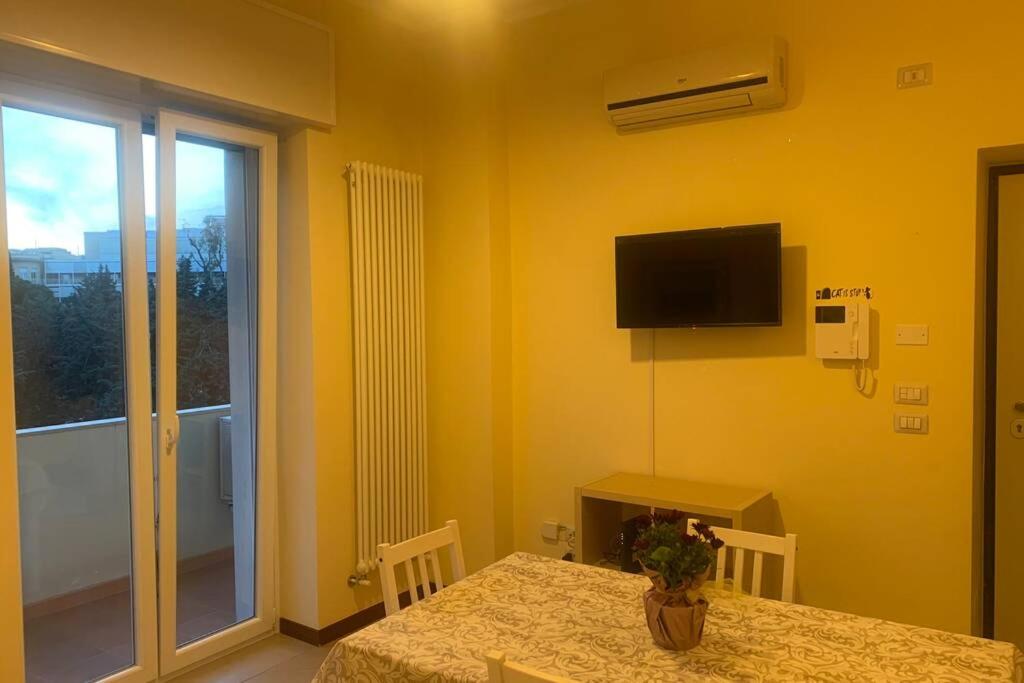 A television and/or entertainment centre at Residenza Giovanni Paolo Secondo- Casa sull’albero