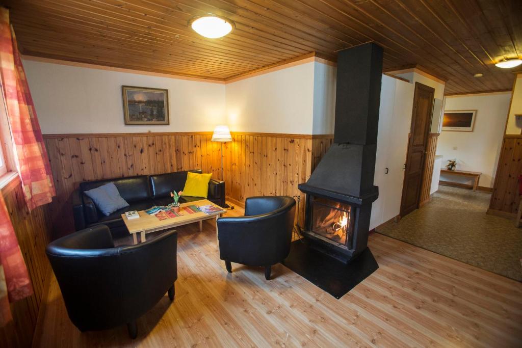 Posezení v ubytování Björnbyn Stugby