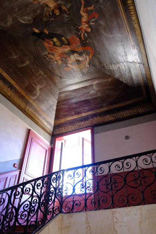 una escalera con una pintura en el techo en Le Villemarais, site d'exception en La Rochelle
