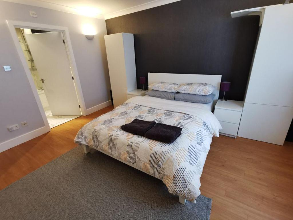 Ein Bett oder Betten in einem Zimmer der Unterkunft Large modern GF 1-bed apartment Sleeps 2