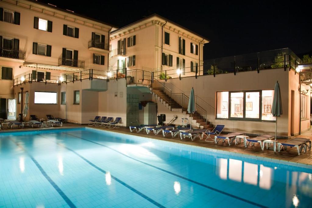 Bazén v ubytovaní Hotel Lenno alebo v jeho blízkosti