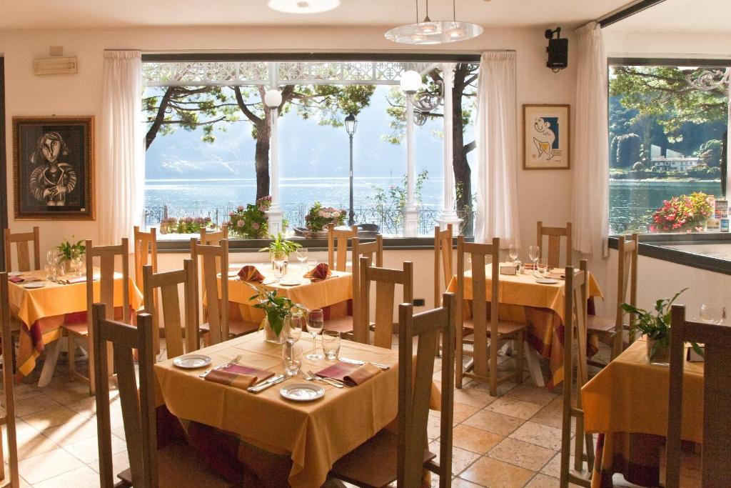 Reštaurácia alebo iné gastronomické zariadenie v ubytovaní Hotel Lenno
