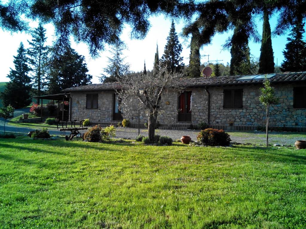 a stone house with a picnic table in a yard at Agriturismo Collomici in Celle sul Rigo
