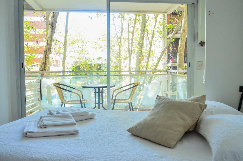 Ένα ή περισσότερα κρεβάτια σε δωμάτιο στο PALERMO Restaurantes y bares cerca de Estadio River Plate