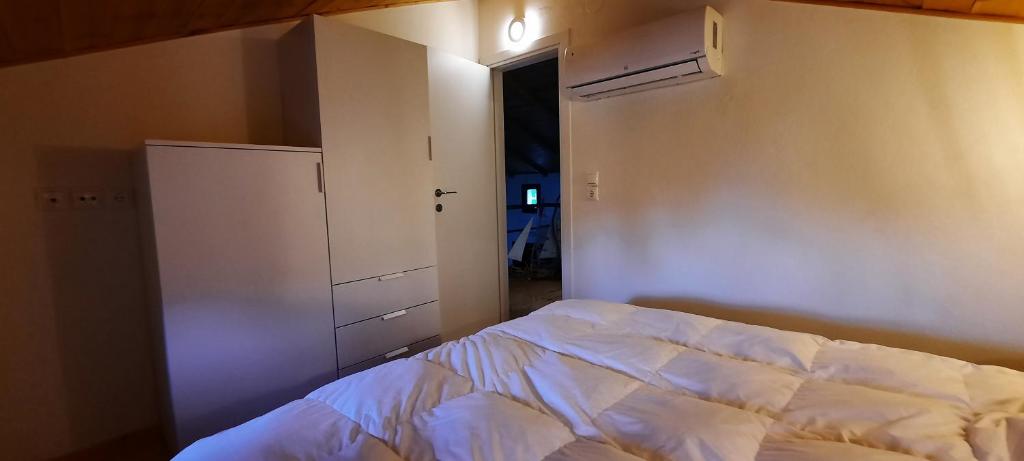 Postel nebo postele na pokoji v ubytování Kastania Villas- Villa K3