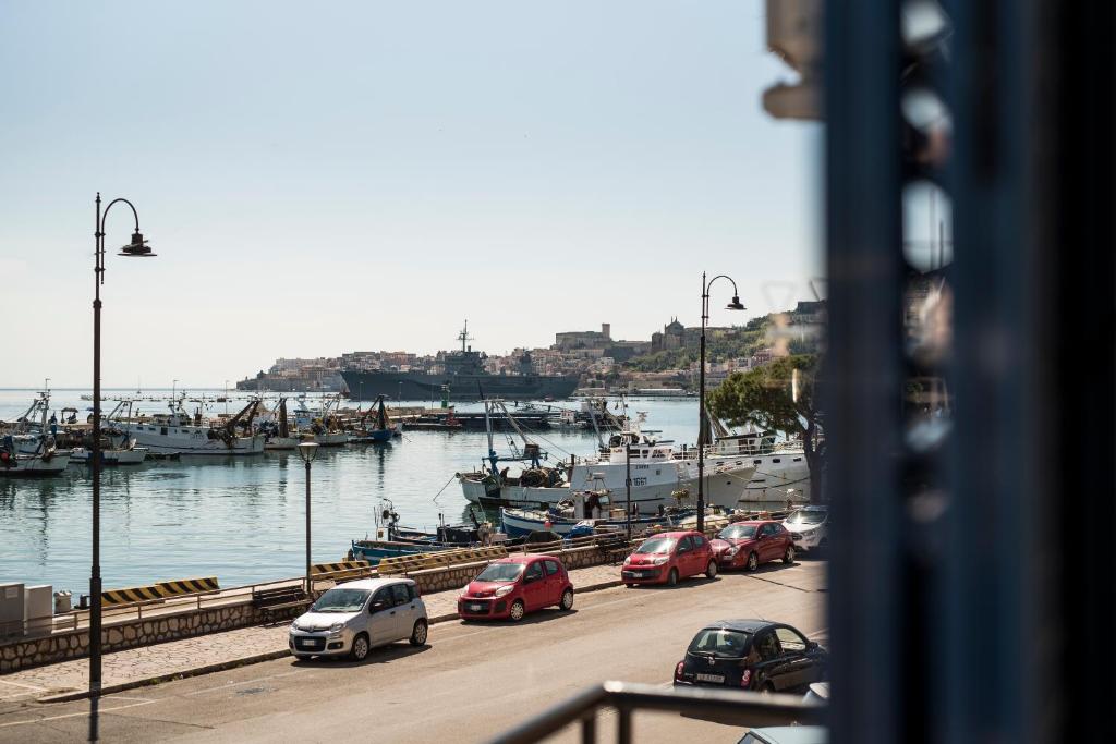 un gruppo di auto parcheggiate su una strada vicino al porto di Acquazzurra Gaeta a Gaeta