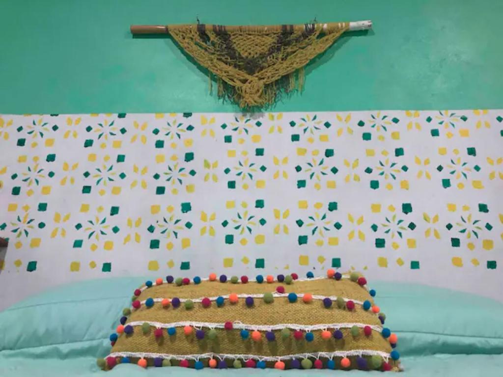 - un lit avec une tête de lit et une couverture dans l'établissement Ojo de Luna Teotitlan, à Teotitlán del Valle