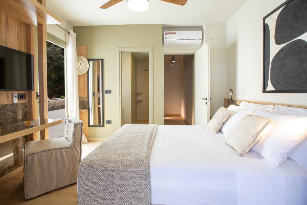 A bed or beds in a room at Villa Elanthy-New Luxury villa with private sea access