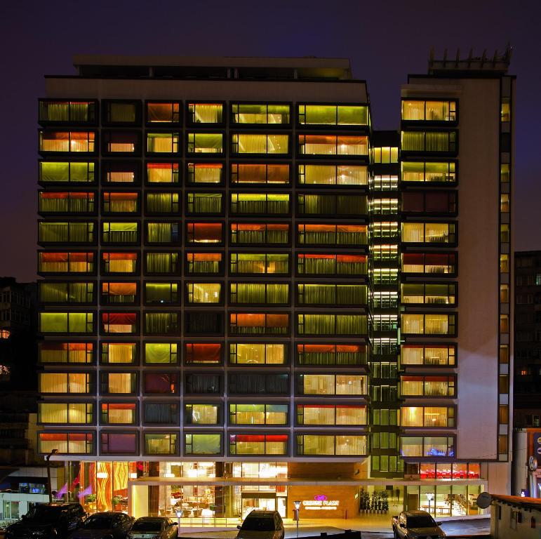 un palazzo alto con molte finestre di notte di Crowne Plaza Istanbul Harbiye, an IHG Hotel a Istanbul