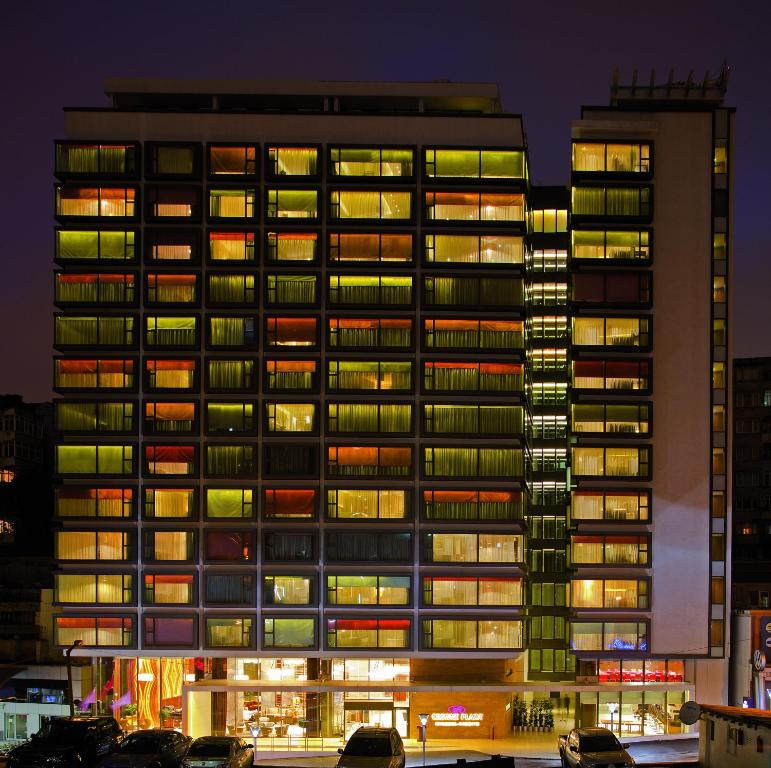 un edificio alto con muchas ventanas por la noche en Crowne Plaza Istanbul Harbiye, an IHG Hotel, en Estambul
