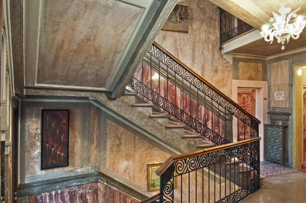 Hotel La Fenice et Des Artistes - Resim 38