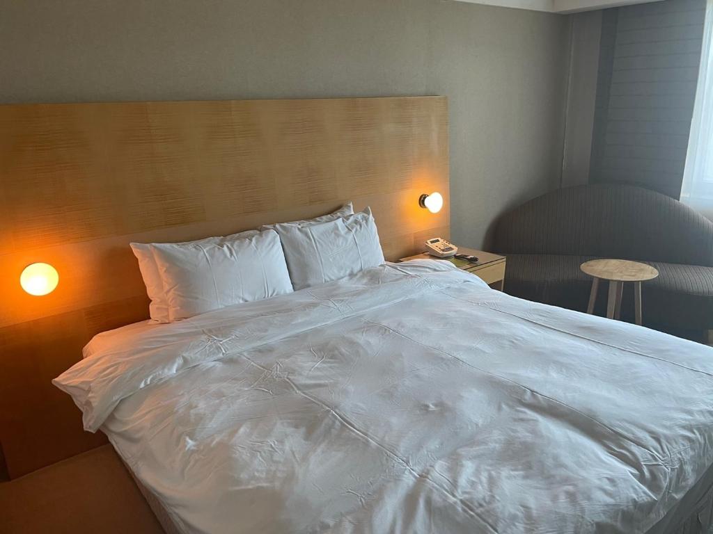 Postel nebo postele na pokoji v ubytování Daegu Grand Hotel