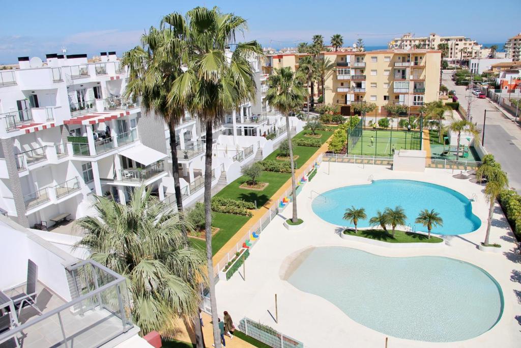 una vista aérea de un complejo con piscina y palmeras en Victoria 80, en Denia