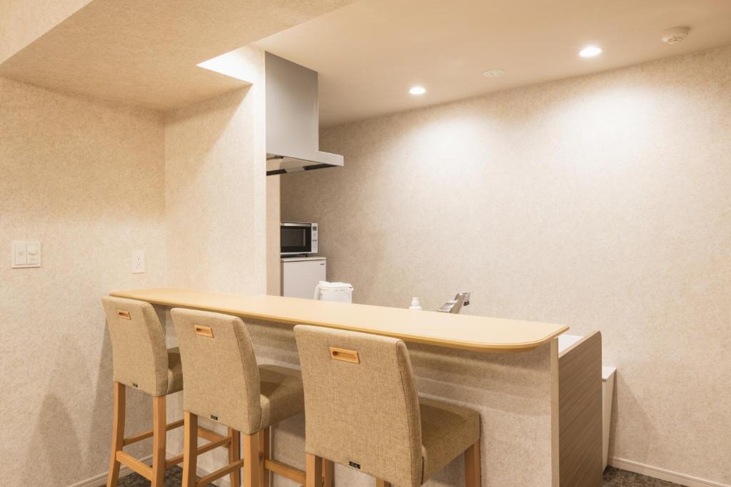 Kuchyň nebo kuchyňský kout v ubytování HOTEL WA HAKATA