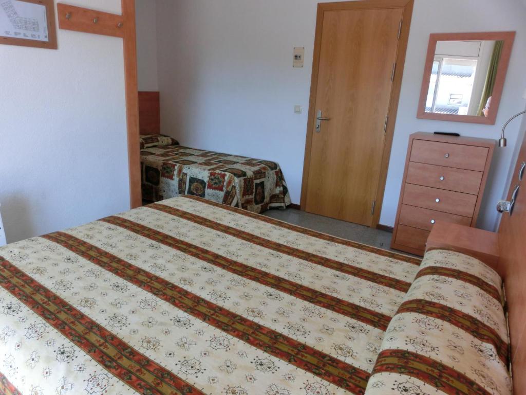 Postel nebo postele na pokoji v ubytování Hotel Can Català
