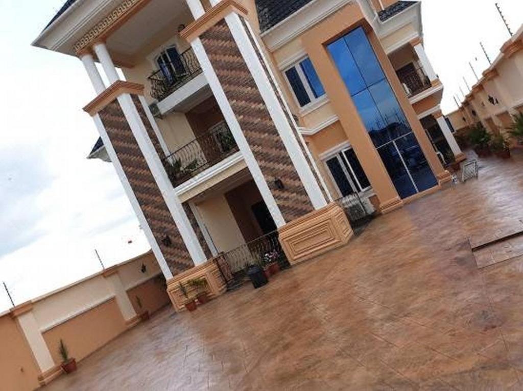 een groot huis met een houten vloer en een gebouw bij Room in Lodge - Mexiloyd Luxury Rooms Suites in Port Harcourt