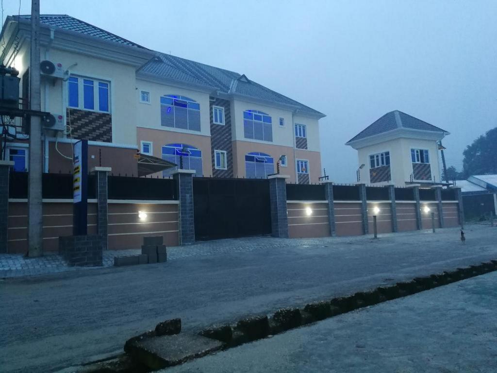 una casa con una valla delante en Blooms Spot Hotel - Self Service Apartment, en Port Harcourt