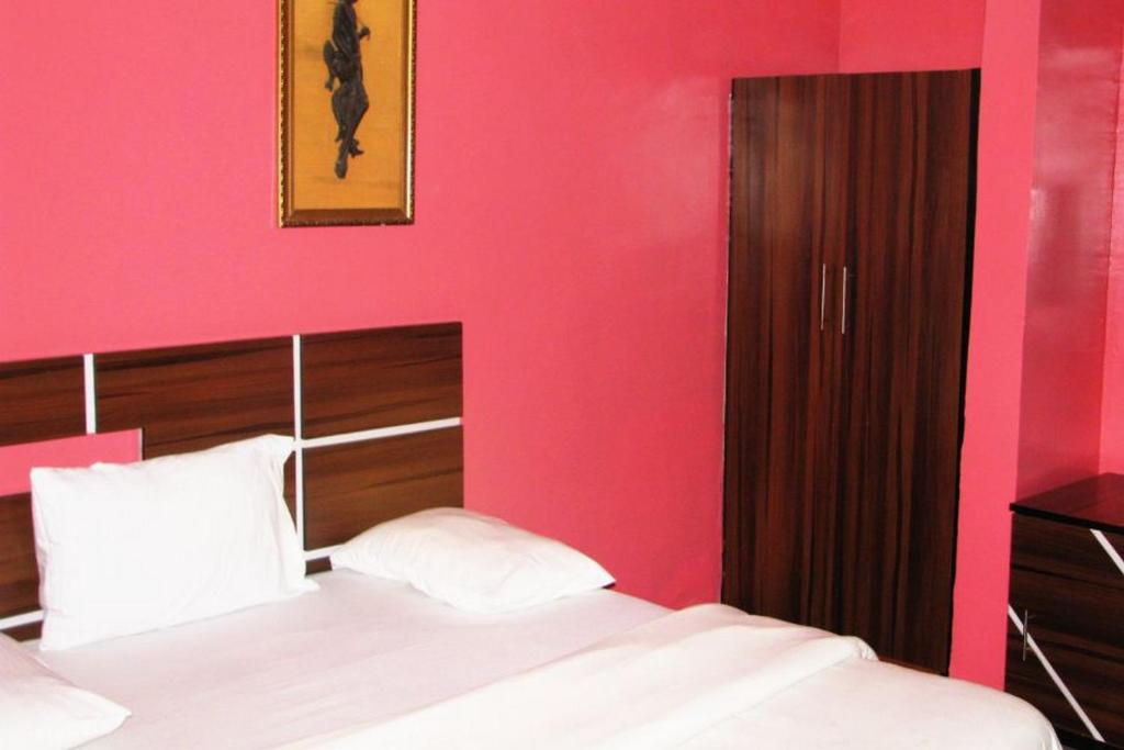 Room in Lodge - Londa Hotel and Suites房間的床