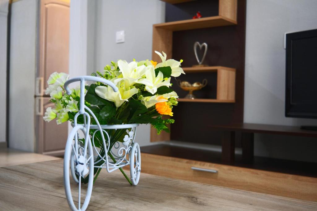 un jarrón lleno de flores sentado en una mesa en Spiros full House in Marathias en Marathiás