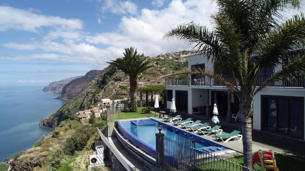 ein Hotel mit Meerblick in der Unterkunft Ocean Cliff in Ponta do Sol