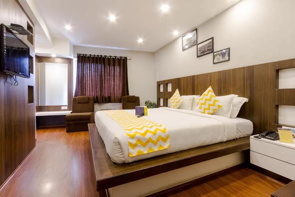 Katil atau katil-katil dalam bilik di FabHotel Sholas Residency I