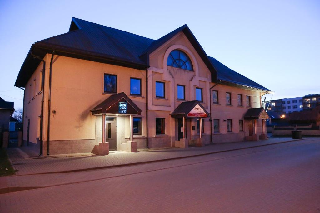 ein großes Gebäude an der Straßenseite in der Unterkunft Hotel Jonapolis in Jonava