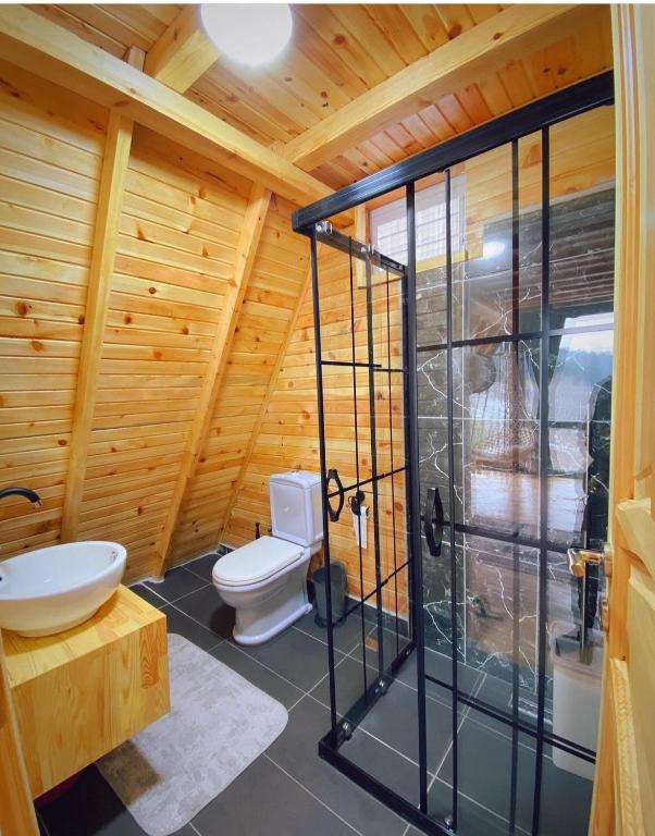 A bathroom at Dorabungalov