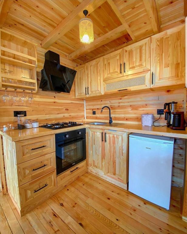 A kitchen or kitchenette at Dorabungalov