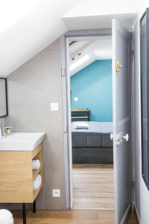 Postel nebo postele na pokoji v ubytování Hôtel Les Pieux En Cotentin