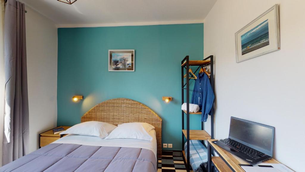 Postel nebo postele na pokoji v ubytování Hôtel Les Pieux En Cotentin