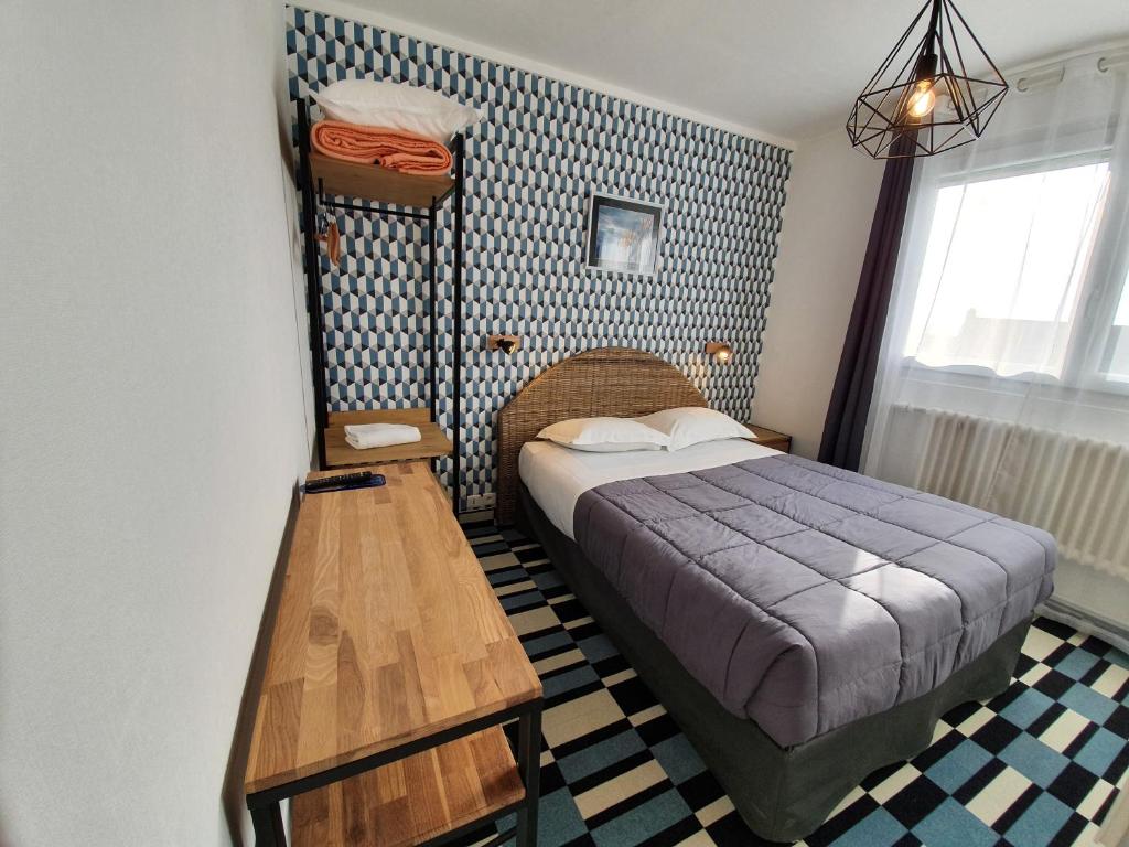 Postel nebo postele na pokoji v ubytování Hôtel Les Pieux En Cotentin