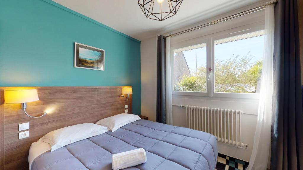 Postel nebo postele na pokoji v ubytování Hôtel Les Pieux En Cotentin