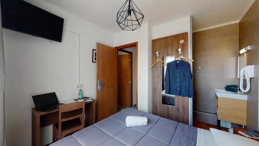 Postel nebo postele na pokoji v ubytování Hôtel Les Pieux En Cotentin