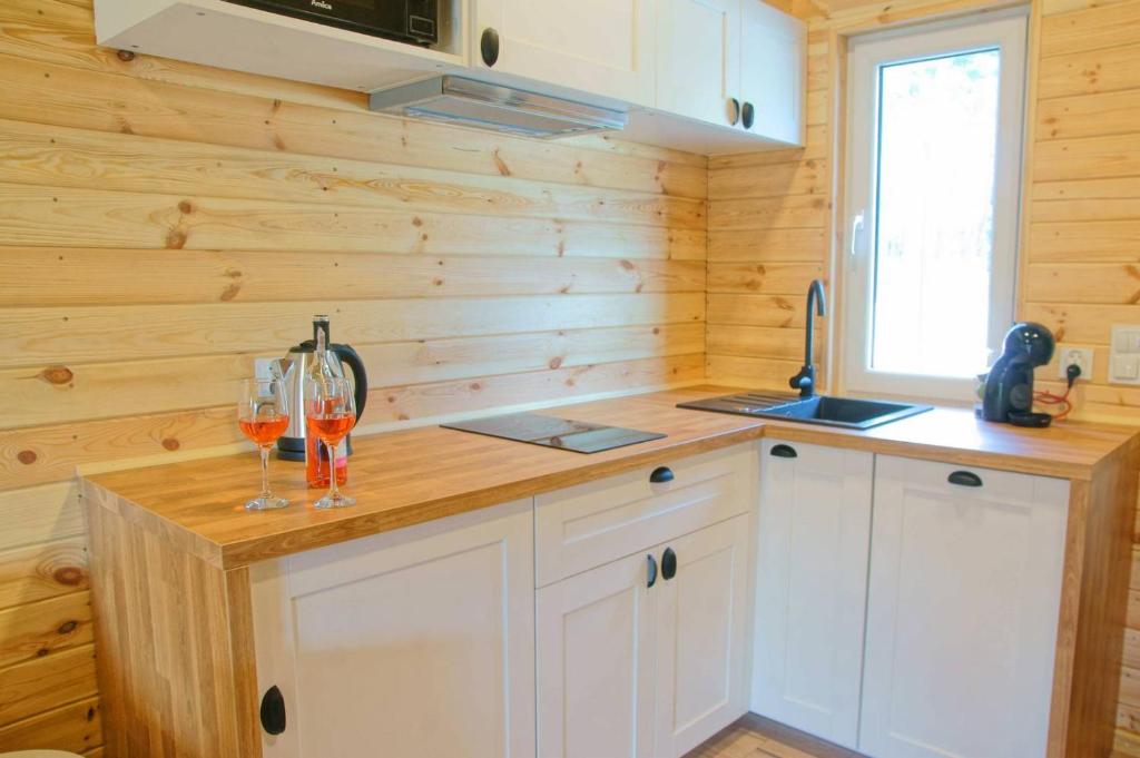 Kuchyňa alebo kuchynka v ubytovaní Domki i Apartamenty Wieleń