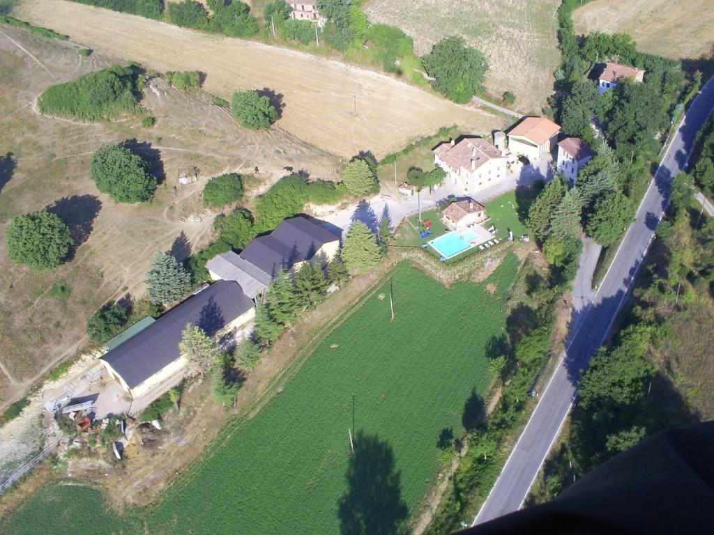 een luchtzicht op een boerderij met een huis en een veld bij Borgo Di Cortolla in Pietralunga