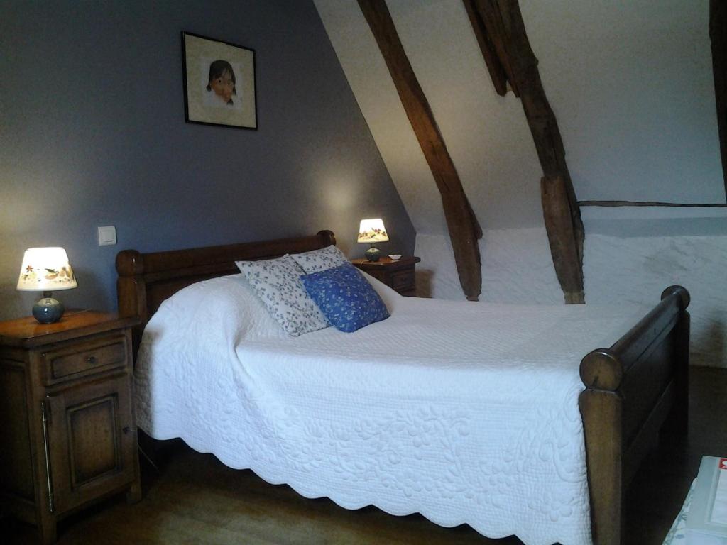 1 dormitorio con 1 cama y 2 lámparas en las mesas en Chambre d'Hôtes La Maison de Barrouze, en Salers