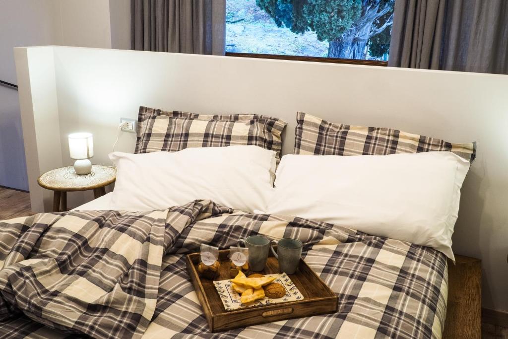 łóżko z tacą z jedzeniem w obiekcie Locanda Vecchio Cipresso w mieście Chiaverano