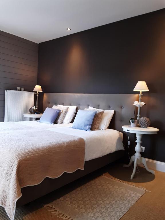 Postel nebo postele na pokoji v ubytování Casa-Cosi, tourist & business suites & flats with reserved parking and private terraces in shared garden with seasonal pool included, private sauna available