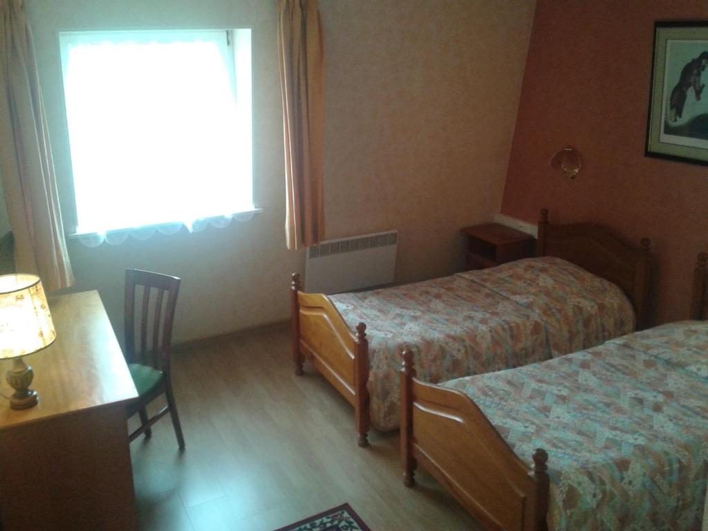 Postel nebo postele na pokoji v ubytování Logis Hôtel Restaurant Hostellerie de l'Étoile