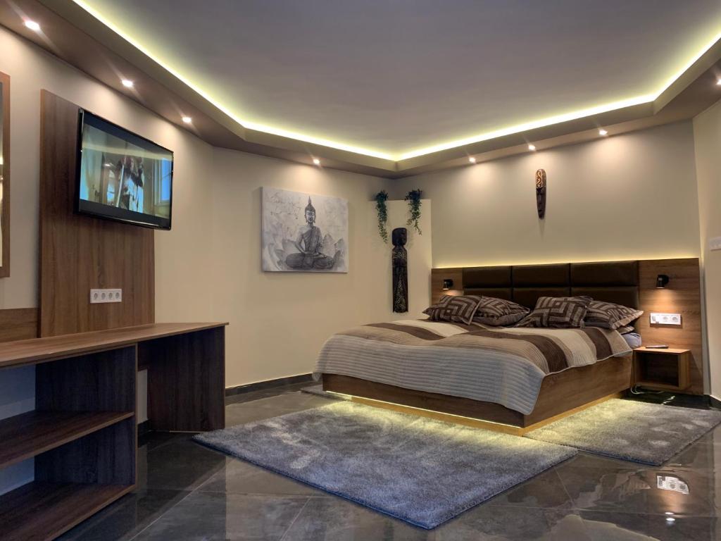Postel nebo postele na pokoji v ubytování The Jakuzzi Room Miskolctapolca