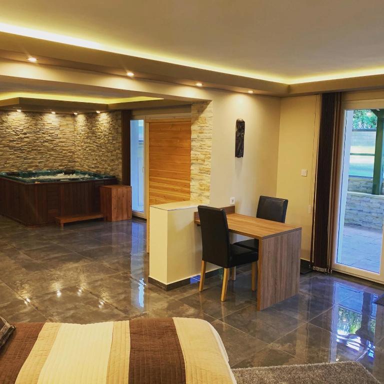 Posezení v ubytování The Jakuzzi Room Miskolctapolca