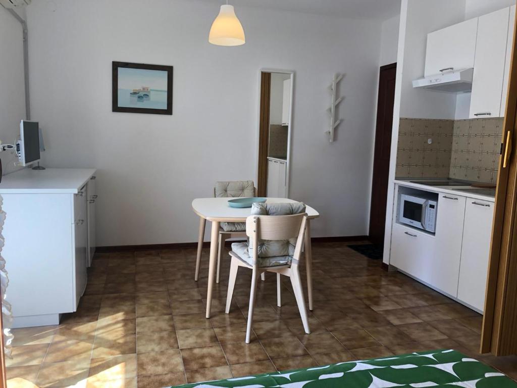 a small kitchen with a table and chairs in a room at Villa Filiberta in Grado