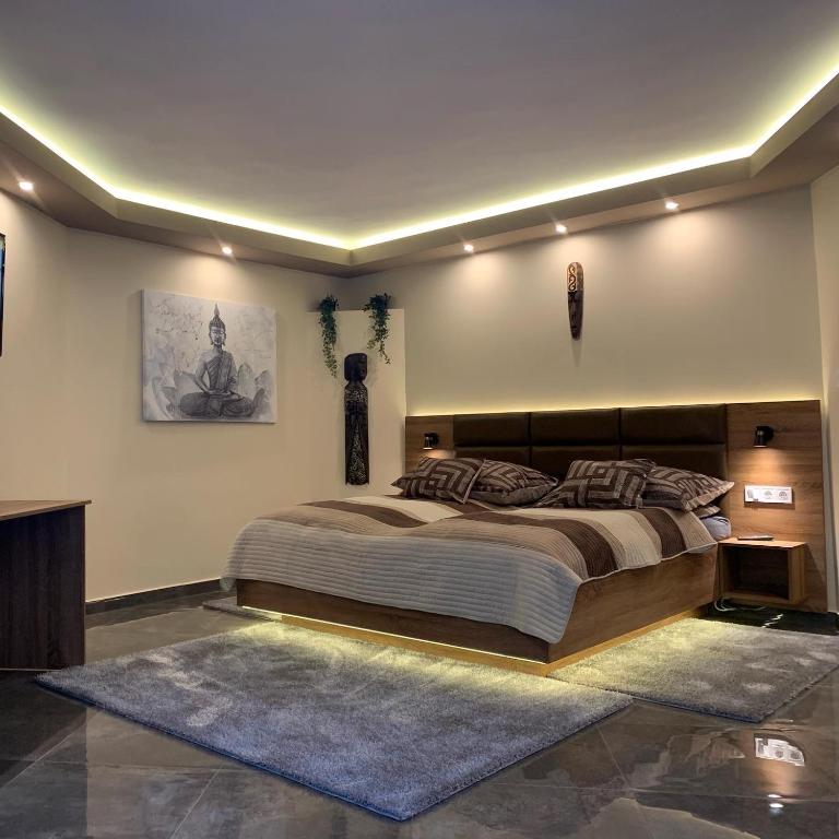 Postel nebo postele na pokoji v ubytování The Jakuzzi Room Miskolctapolca