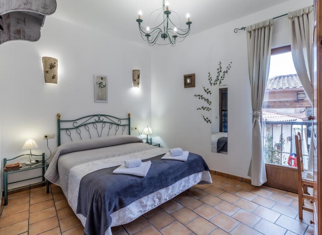 1 dormitorio con cama y ventana en Hotel Rural VII Carreras by Vivere Stays, en San Pedro de Rozados